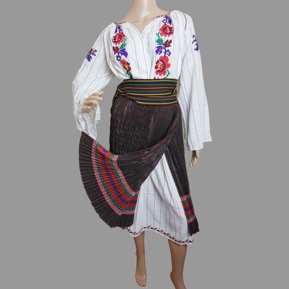 Romanian traditional clothing , Romanian traditio… - image 9