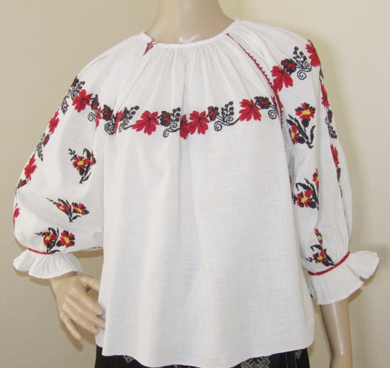 Romanian ethnic blouse / top vintage Romanian flor