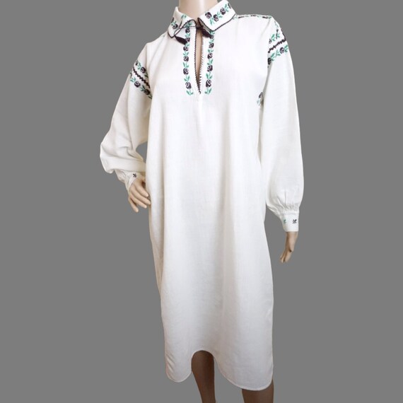 Antique Romanian peasant long shirt , ethnic Roma… - image 8