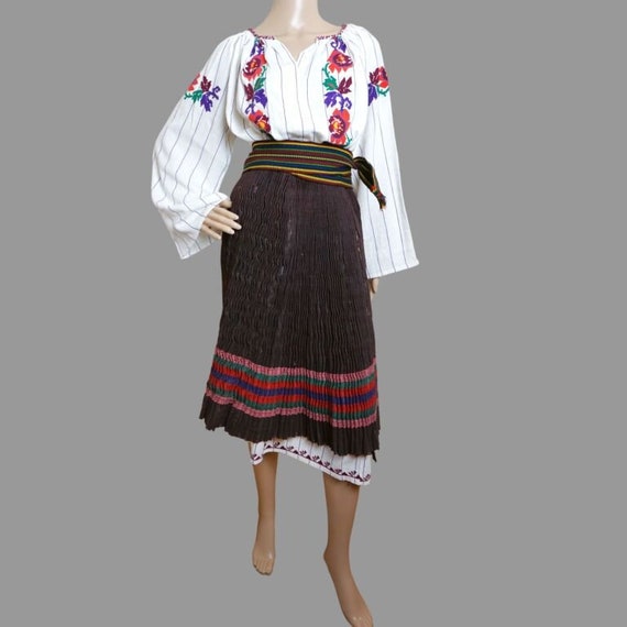 Romanian traditional clothing , Romanian traditio… - image 1