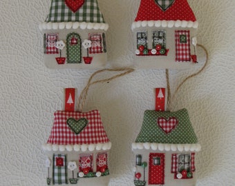 Patchworkhuis, lief huisje. Hangend ornament. Scandinavische stijl, rood en groen