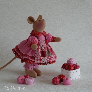 Puede incluir: Un letrero de madera rústica con el texto "Welcome to our home" en letras blancas. El letrero presenta un acabado envejecido y un diseño sencillo y acogedor.