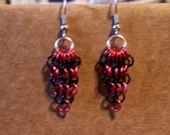 Boucles d'oreilles chaîne maille cascade avec anneaux enduits rouges et noirs. Vêtements décontractés qui ne tombent que d'un pouce, ne provoquant pas de mouvement excessif.