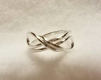 Bague Infinity en argent fin.  Main en argent fin de calibre 14 formée et forgée dans le symbole de l’infini.  Disponible en tailles 8,9,10,11,12