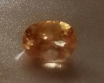 Il n’en reste qu’un !  Imperial Hessionite Garnet, 2,5 ct mesure 9x8mm roval. Montré à gauche sur des photos contenant deux pierres. Coupe profonde de 4 mm.