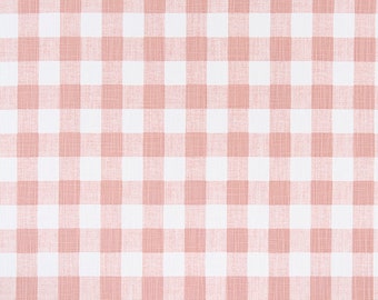 Op de afbeelding: Roze en witte gingham stof met een geweven textuur. De stof wordt getoond op een meetlint met inches gemarkeerd.