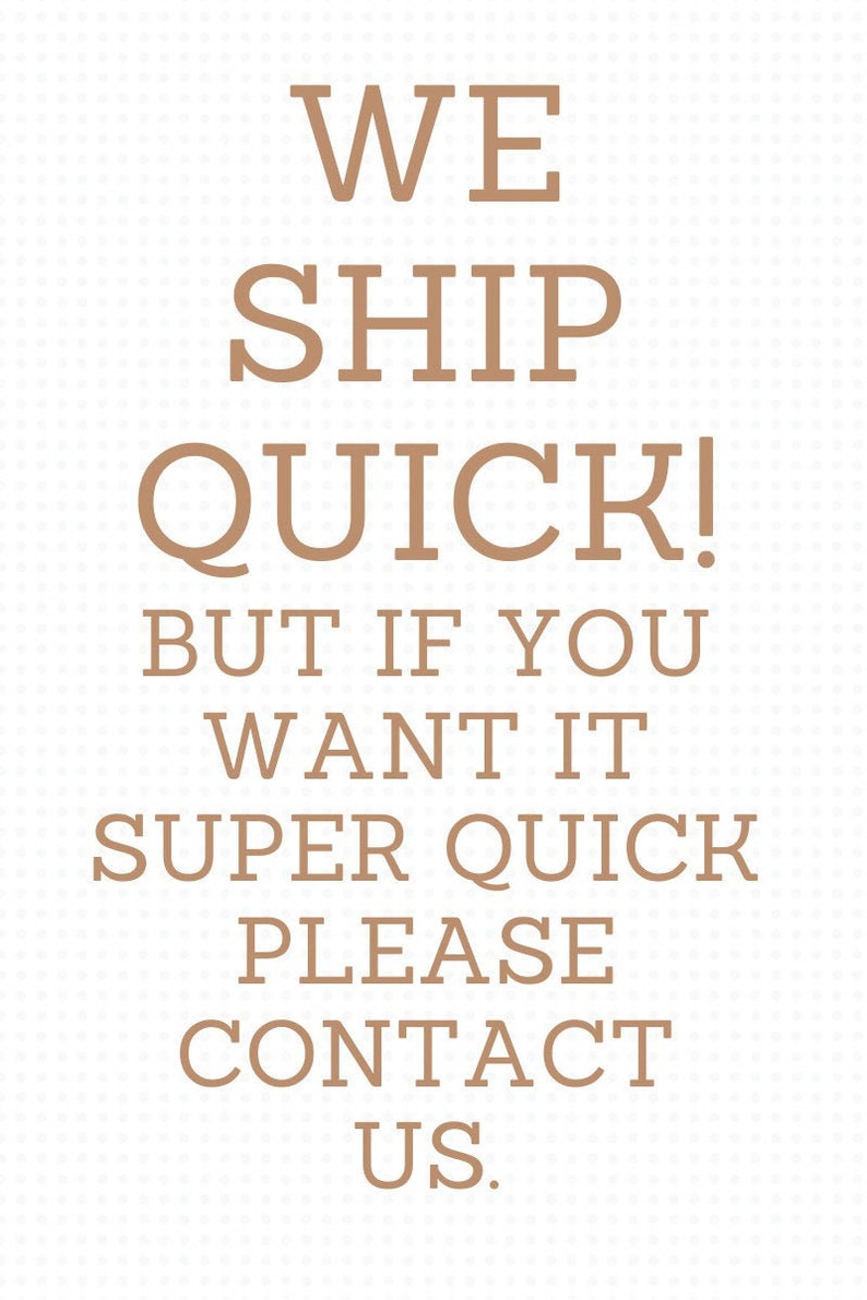 以下が含まれることがあります： 白い背景に茶色のセリフ体で「WE SHIP QUICK! BUT IF YOU WANT IT SUPER QUICK PLEASE CONTACT US.」と書かれたテキスト。