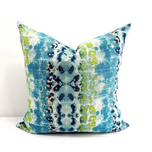 Pu&ograve; includere: Un cuscino quadrato decorativo con un vivace motivo astratto. Il cuscino presenta un mix di tonalit&agrave; blu, verde acqua e verde lime, creando un design strutturato simile a un acquerello. Il cuscino &egrave; di forma quadrata, perfetto per aggiungere colore.