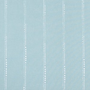Peut inclure: Un tissu bleu clair avec des rayures verticales blanches de petits points. Le tissu est mesuré en pouces.