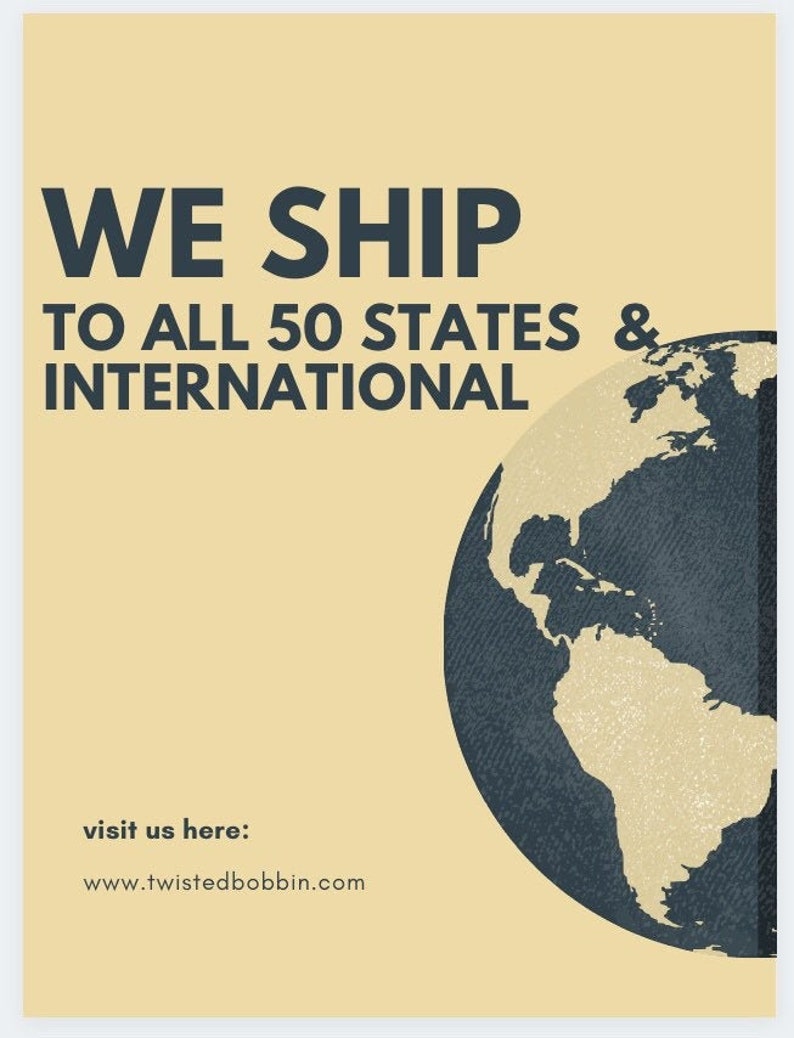 以下が含まれることがあります： 「WE SHIP TO ALL 50 STATES & INTERNATIONAL」と書かれたポスター。濃い青色です。右側には地球のグラフィックがあります。ウェブサイトのアドレスwww.twistedbobbin.comがポスターの下部にあります。