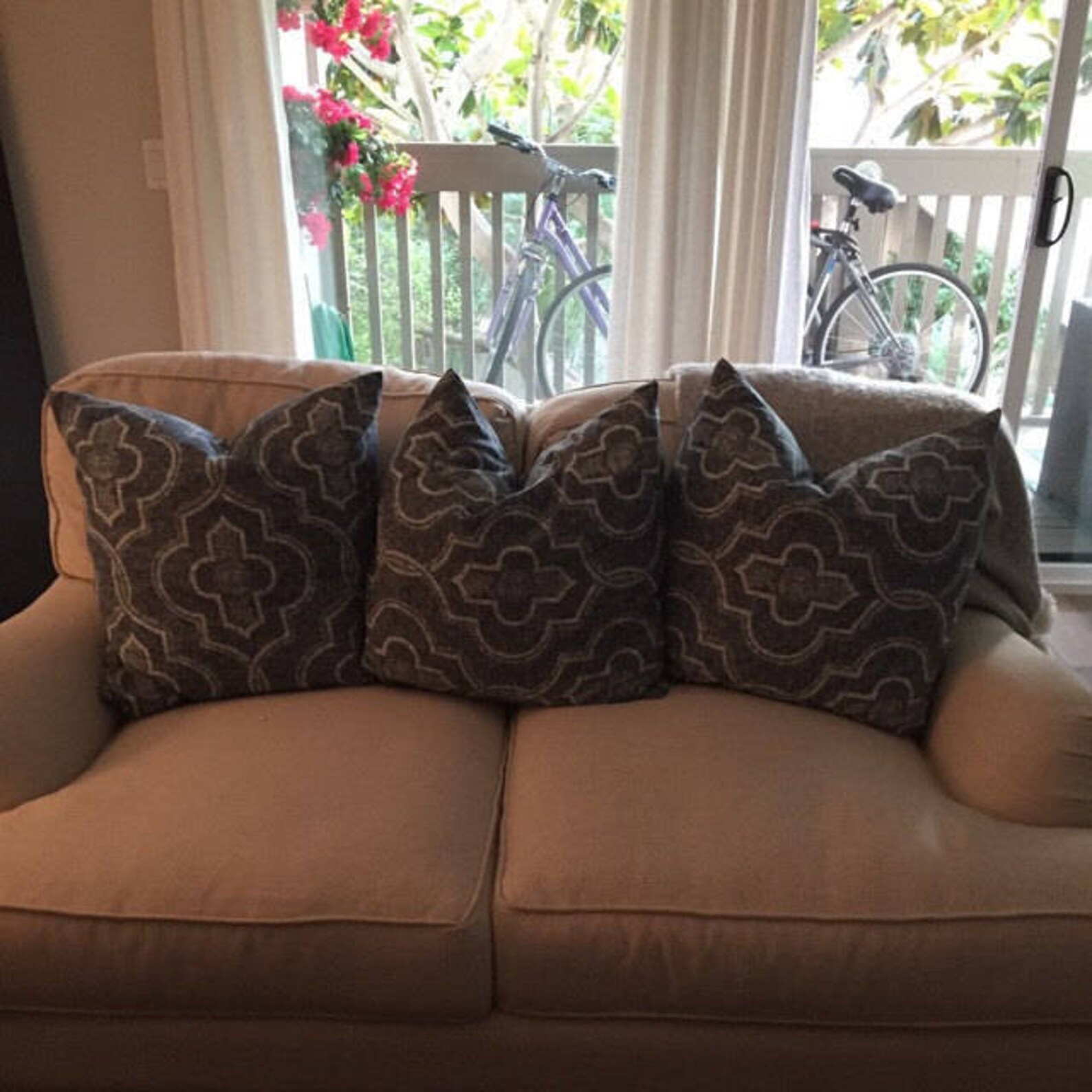 Farmhouse Pillow Cover. Vintage Indigo Pillow Cover. Faded Damask New Port. Cotton. Indigo and