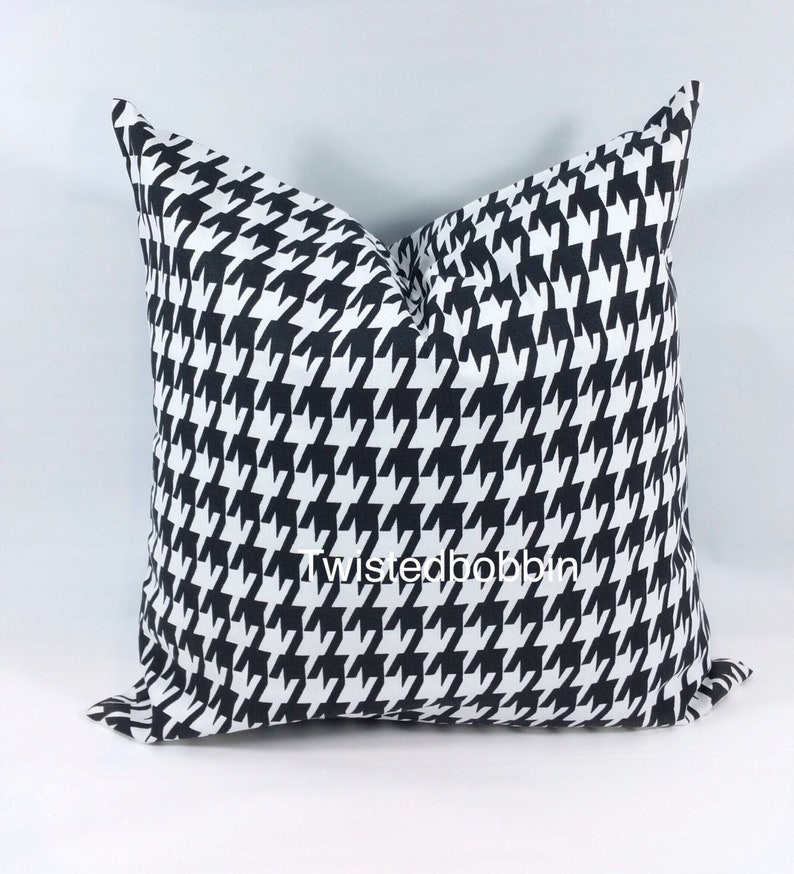 Pillow in “Piquè Houndstooth