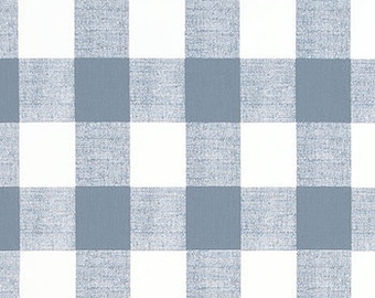 Op de afbeelding: Een witte en lichtblauwe gingham stof met een subtiele textuur. De stof is perfect voor knutselprojecten, woonaccessoires en kleding.