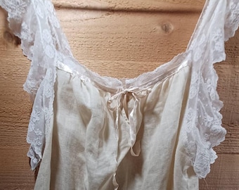 Robe de nuit vintage des années 1950 que vous décidez en beige sans manches avec bordure en dentelle. Jugez la taille par mesures
