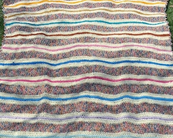 Jeté multicolore crocheté fait main, vintage des années 80, 51 x 39 po.