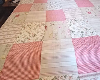 Courtepointe en patchwork vintage des années 80, fleurs carrées, roses 23 x 23 cm, mesure 82 x 78 po.