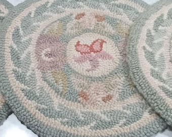 Trois « 3 » coussins de chaise en laine crochetés à la main, motif floral laurier, bordure laurier, vintage des années 1950 -A-