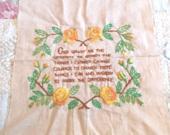 Frase vintage de los años 60 "Dios me conceda..." con lema floral alrededor, bordado para marco - F