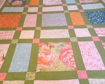 Jeté de couverture en patchwork vintage des années 1980, vert olive et roses avec des imprimés floraux, support doux au beurre