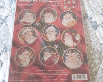 Kit de punto de cruz vintage de los años 90, nunca abierto, adornos navideños de Papá Noel y San Nicolás, redondos de 7,6 cm cada uno - F