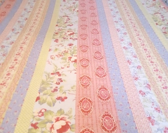 Jeté de couverture à imprimé floral vintage des années 1990 en pastels 69 x 51 po.