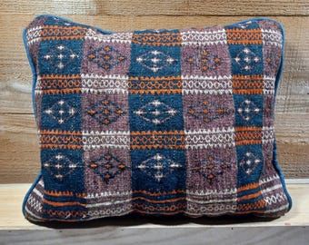 Cojín de alfombra de lana con estampado de bolsa vintage de los años 30 en color marrón óxido y azul marino, que mide 35,5 cm x 34 cm.