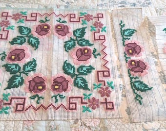 Juego de tres piezas vintage de rosas hechas a mano con punto de aguja de los años 60 para cojines, asientos, sillas o taburetes - E