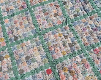 Colcha vintage de los años 40, hecha a mano, con diseño de yo-yo. Manta colorida y limpia. Medidas: 88" x 84".