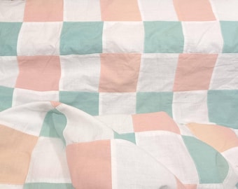 Dessus de courtepointe en patchwork fabriqué à la machine, vintage des années 40, 44" de large x 284" de long, composé de 3" x 3" carrés en turquoise et rose/melon