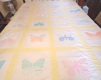 Jeté de couette en patchwork de papillons vintage des années 1980 en pastels sur jaune et blanc