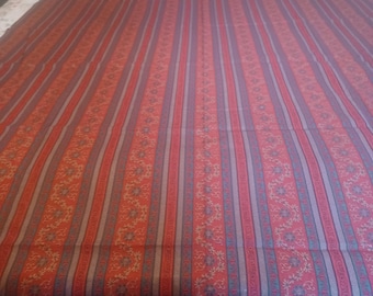 Nappe vintage Nappe, nappe, 106 x 44 1/2 po. Rouges et fleurs