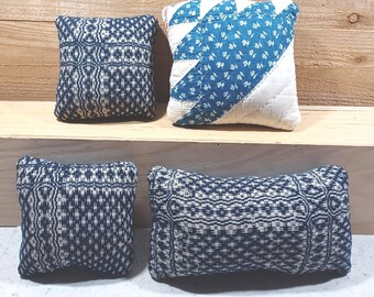 Tres cojines tapizados vintage de Indigo Textiles y un cojín patchwork. Todos tienen reverso de tela vaquera y pueden usarse como alfileteros o elementos decorativos.