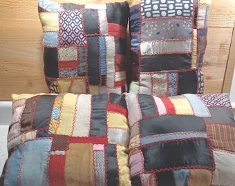 Cuatro cojines vintage de dos caras con diseño de patchwork loco, de terciopelo de seda reciclado y lana de algodón con prominentes costuras decorativas bordadas en rojo - G