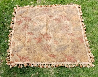 Jeté carré vintage des années 1980, impression de feuilles de 46 x 45 po, avec des glands de 2 po. tout autour -D-