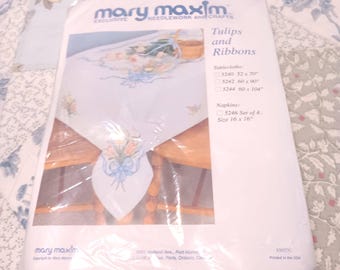 Kit de punto de cruz estampado vintage Mary Maxim Tulips and Ribbons para mantel, nunca abierto - F