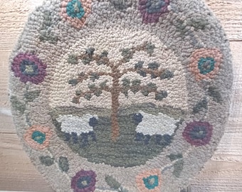 Coussin de chaise de campagne crocheté fait main vintage arbre mouton fleurs 14 1/2"