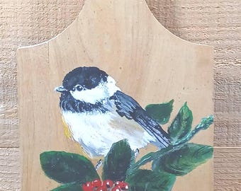 Tabla de cortar de madera vintage pintada a mano con un pájaro carbonero de cabeza negra por la artista folclórica independiente Cindy Burdell - F