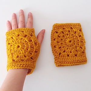 Short fingerless gloves crochet pattern. Lace granny square mitts // CHRONOS mitts crochet pattern _ M71 zdjęcie 1