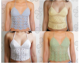 Könnte beinhalten: Vier Häkel-Halter-Tops in verschiedenen Farben: hellblau, weiß, gelb und grün. Die Tops sind alle mit einem zarten Muster gehäkelt und haben einen gewellten Saum. Das Bild ist mit "4 Tops Pack by Akari Crochet Patterns" beschriftet.