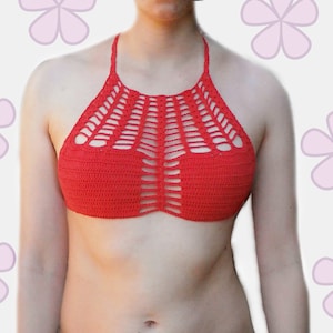Op de afbeelding: Een rood gehäkeld haltertop met een geometrisch patroon. De top is gemaakt met een delicaat, opengewerkt ontwerp.