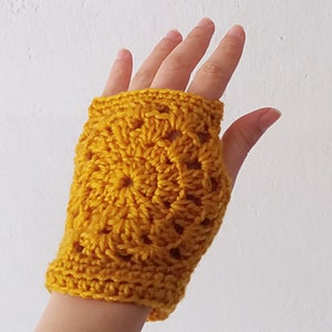 Short fingerless gloves crochet pattern. Lace granny square mitts // CHRONOS mitts crochet pattern _ M71 image 4