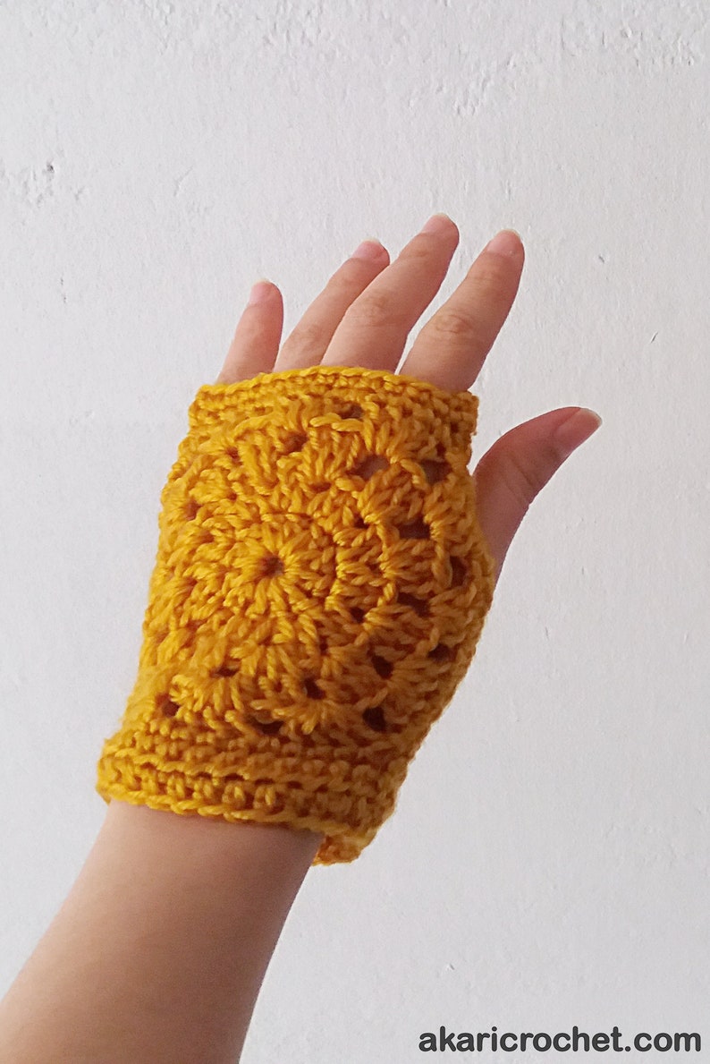 Short fingerless gloves crochet pattern. Lace granny square mitts // CHRONOS mitts crochet pattern _ M71 zdjęcie 4