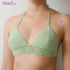 Op de afbeelding: Een lichtgroen gecrochet bikini-topje met een halternek.