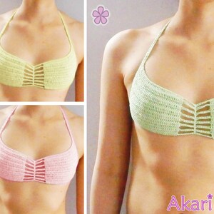 K&ouml;nnte beinhalten: Geh&auml;kelte Neckholder-Tops in Hellgr&uuml;n und Rosa. Die Oberteile haben ein einzigartiges Design mit einer Reihe vertikaler &Ouml;ffnungen &uuml;ber der Brust. Die Neckholder-Tr&auml;ger und der K&ouml;rper des Tops sind geh&auml;kelt. Das Bild enth&auml;lt auch den Text "Akari mc".