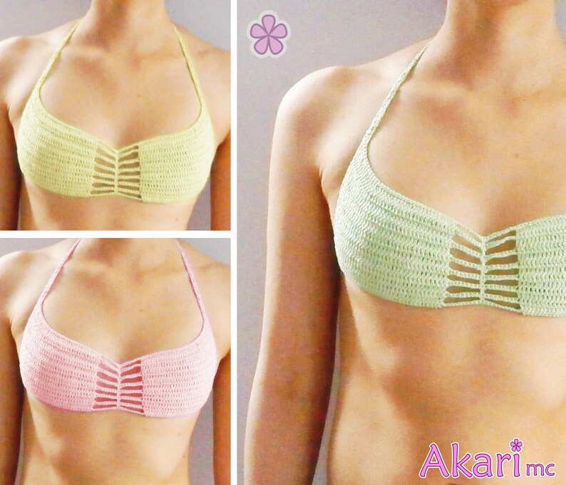 K&ouml;nnte beinhalten: Geh&auml;kelte Neckholder-Tops in Hellgr&uuml;n und Rosa. Die Oberteile haben ein einzigartiges Design mit einer Reihe vertikaler &Ouml;ffnungen &uuml;ber der Brust. Die Neckholder-Tr&auml;ger und der K&ouml;rper des Tops sind geh&auml;kelt. Das Bild enth&auml;lt auch den Text "Akari mc".