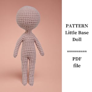 Peut inclure: Une base de poupée crochetée rose clair. La poupée a une tête arrondie, des bras, des jambes et un corps. Le texte sur le côté droit de l'image indique "PATTERN Little Base Doll PDF file."