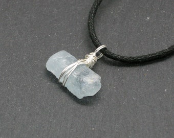 Colgante de aguamarina en bruto: collar de gema engarzada en alambre de plata, piedra de nacimiento de marzo, gema relajante