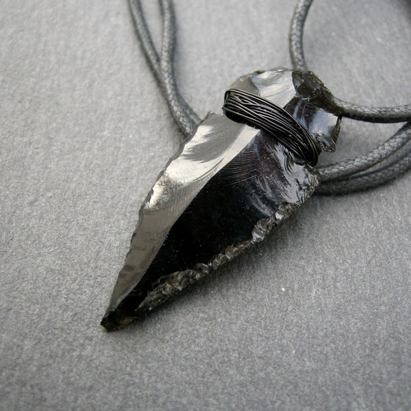 Schwarzer Obsidian Anhänger, große einheimische Pfeilspitze Halskette, Schutzstein, starkes Amulett Juwel, vulkanisches Glas, Geschenk für ihn, Schmuck für Männer