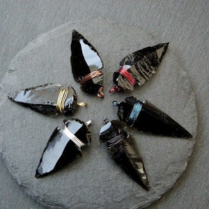 Colgante de punta de flecha de obsidiana negra: collar amuleto de vidrio volcánico envuelto en alambre, piedra de protección, joyería bohemia.