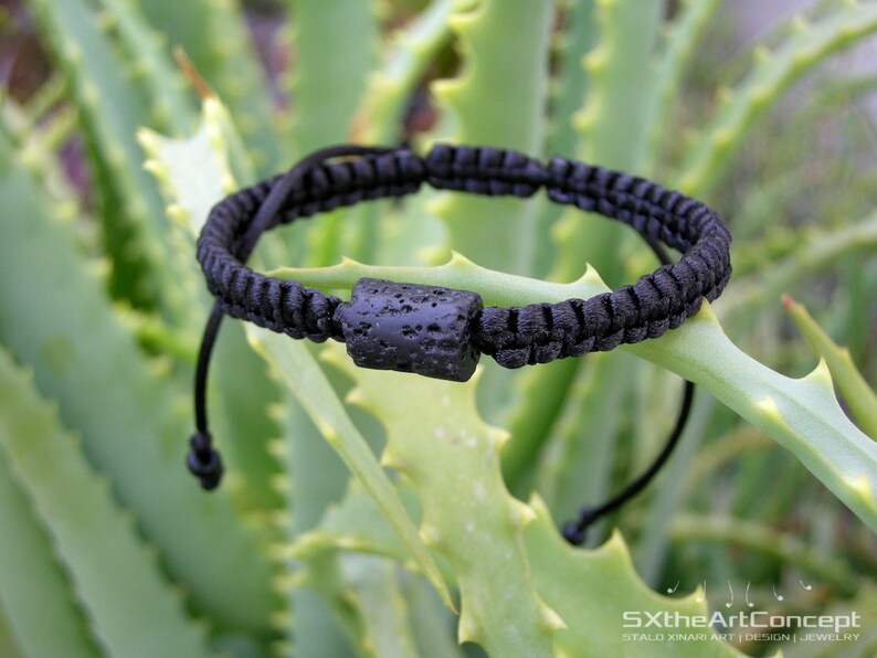 Pode incluir: Pulseira de cord&atilde;o preto com uma conta de rocha vulc&acirc;nica preta. A pulseira &eacute; ajust&aacute;vel com um n&oacute; deslizante.